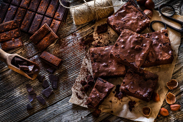 domowe czekoladowe ciasteczka rozstrzelane z góry na rustykalnym drewnianym stole - nut pastry brownie hazelnut zdjęcia i obrazy z banku zdjęć