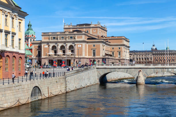 esterno dell'edificio dell'opera reale svedese - norrbro foto e immagini stock