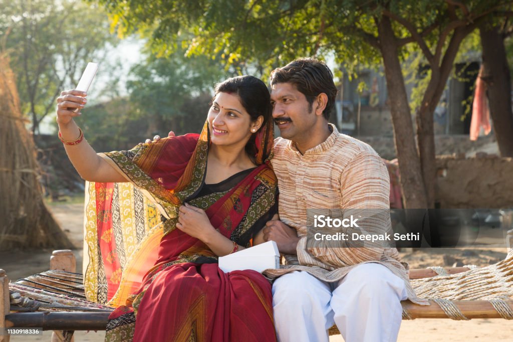 Pareja De Indios Ruralesimagen De Stock Foto de stock y más banco de imágenes de India - India, Casados, Cultura hindú - iStock Pareja De Indios Ruralesimagen De Stock Foto de stock y más banco de imágenes de India - India, Casados, Cultura hindú - iStock