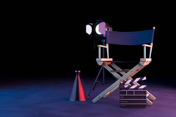 ディレクターの椅子、映画クラッパーと黒の背景にネオンライトとメガホン - 映画監督 ストックフォトと画像