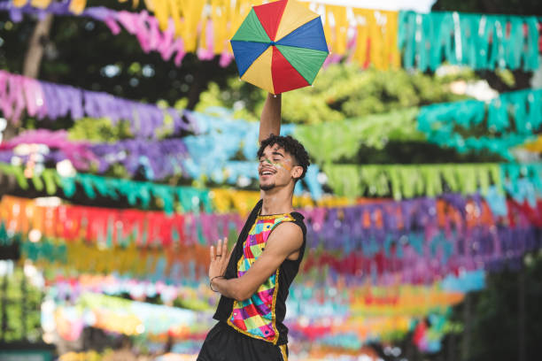 desempenho do dançarino do carnaval - carnaval sao paulo - fotografias e filmes do acervo