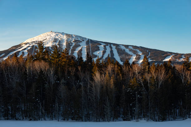 amanecer sobre la montaña de sugarloaf ski en el oeste de maine. - sugarloaf fotografías e imágenes de stock