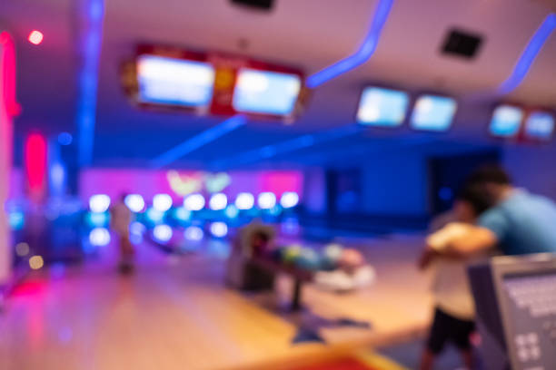 luz de néon colorida no fundo do bowling da aléia - bowler - fotografias e filmes do acervo