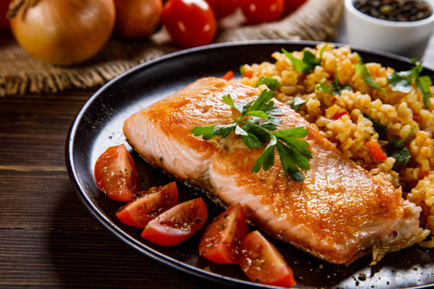 grilled salmon with groats and vegetables - fish plate dishware dinner imagens e fotografias de stock