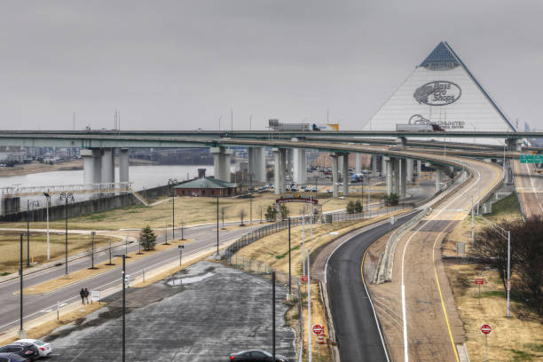 el edificio de la pirámide en memphis, tennessee - memphis tennessee tennessee skyline history fotografías e imágenes de stock