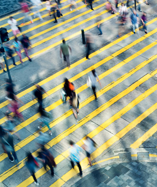 luftaufnahme der hauptverkehrszeit im stadtbahnweg - crosswalk crowd activity long exposure stock-fotos und bilder