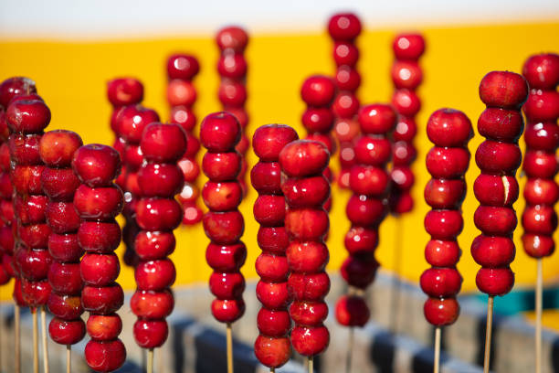 Haws açúcar-revestidos em varas - foto de acervo