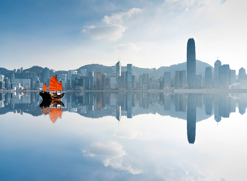 Bote de chatarra cruzando el puerto de Hong Kong photo