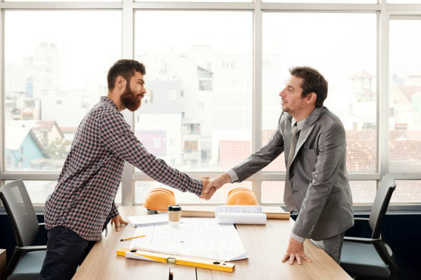 istock Head of bureau meeting net architect 1130945133