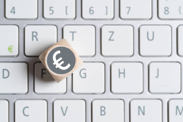 cubo con símbolo euro en la parte superior y un teclado de la computadora - euro symbol currency internet computer keyboard fotografías e imágenes de stock