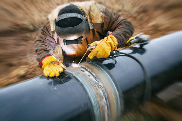 сварочные работы на газопроводе - welding welder pipeline manufacturing occupation стоковые фото и изображения