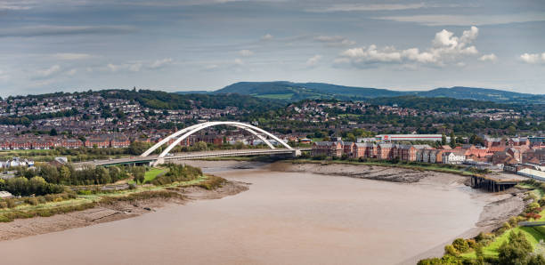 pont de bowstring transportant l'ensemble de la rivière usk newport, royaume-uni - river usk photos et images de collection