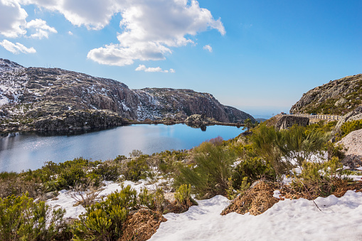 Lagoa Comprida Mountain Lake en el parque natural de Serra da Estrela en Portugal durante el invierno photo
