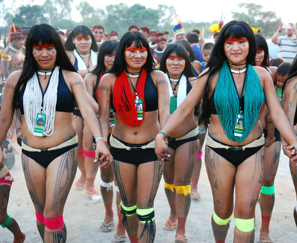 행복 한 사람들은 브라질에서 멋진 원주민 아마존 춤을 춤. - men male masculinity indian culture 뉴스 사진 이미지