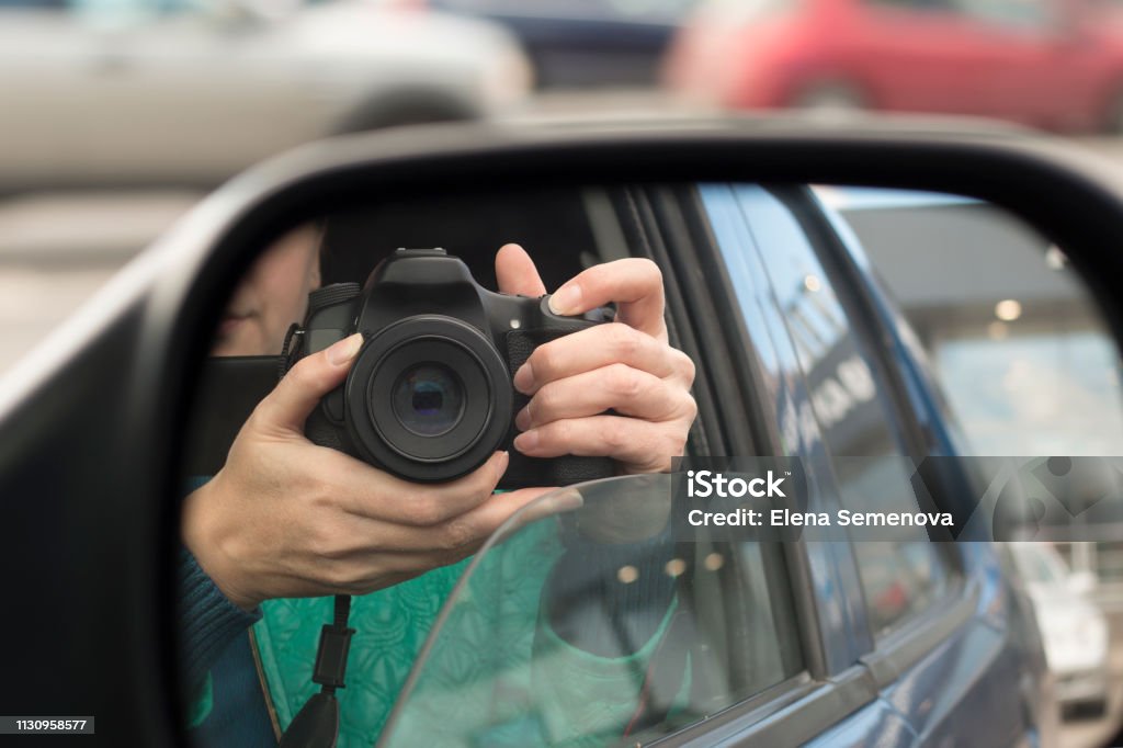 Versteckt fotografieren. Reflexion im Autospiegel - Lizenzfrei Detektiv Stock-Foto