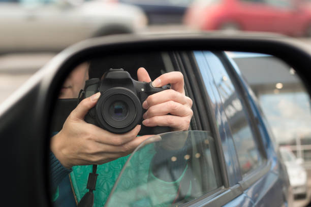 fotografiando oculto. reflexión en espejo del coche - personal land vehicle fotos fotografías e imágenes de stock