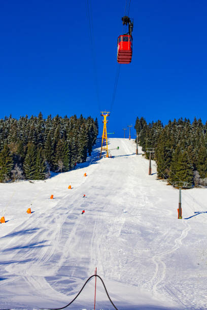 fichtelberg канатной дороги восхождение на вершину - ski slope overhead cable car snow frost стоковые фото и изображения