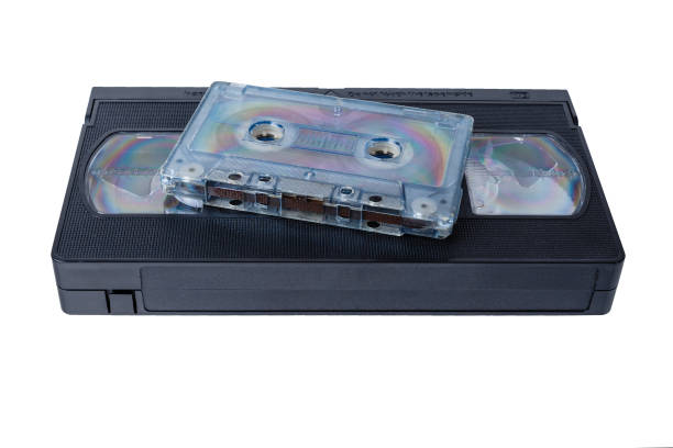 casete de cinta de audio y casete de cinta de vídeo vhs sobre fondo blanco - vcr video cassette tape audio cassette home video camera fotografías e imágenes de stock