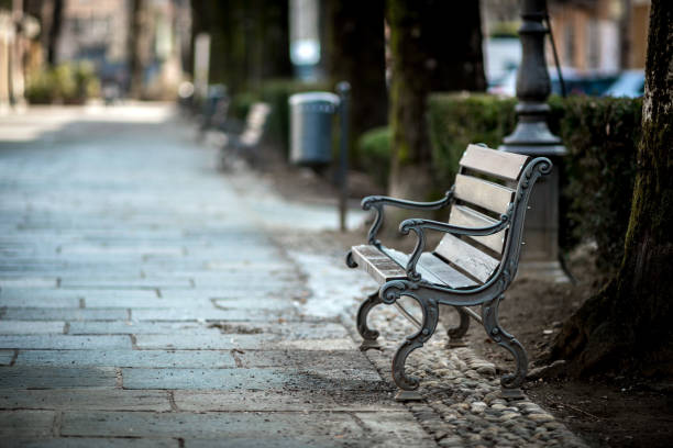 bench dans la ville italienne - dirty bench empty park photos et images de collection