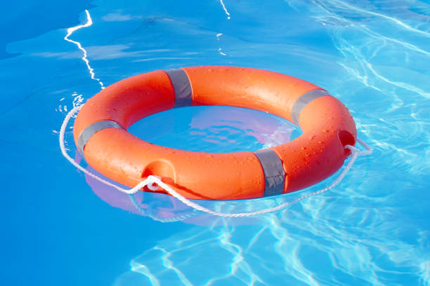 レッド lifebuoy プールリングフロート - nobody inflatable equipment rope ストックフォトと画像
