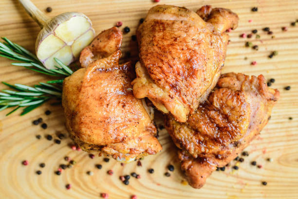 cuisses de poulet frites sur une planche en bois - cuisse photos et images de collection