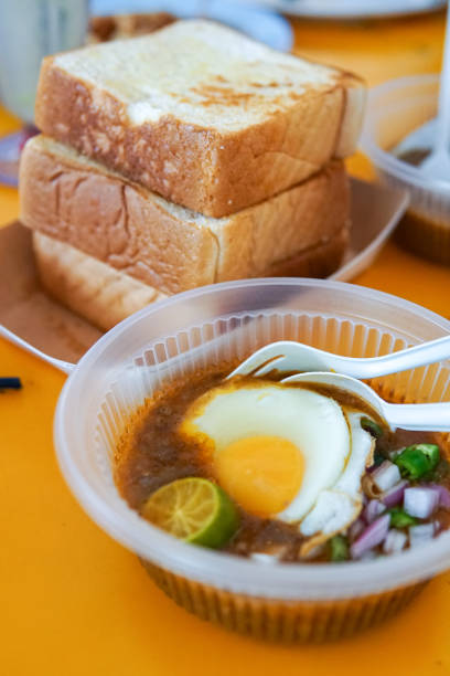 pão torrado especialmente feito com molho de feijão servido com ovo, popular no estado de johor, na malásia. conhecido como ' kacang pool '. seletivo focalizado e fim acima. -a imagem - specially - fotografias e filmes do acervo