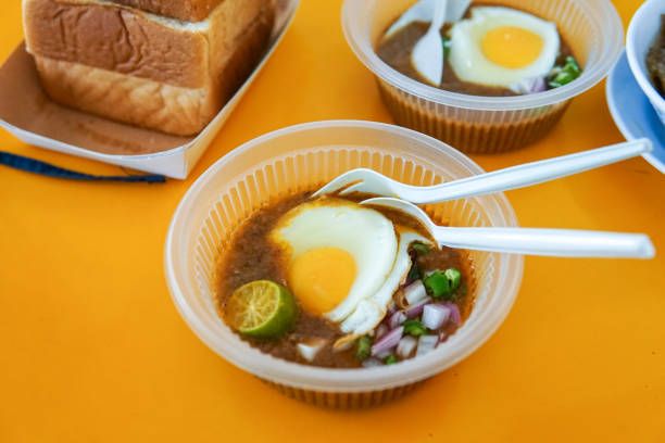 pão torrado especialmente feito com molho de feijão servido com ovo, popular no estado de johor, na malásia. conhecido como ' kacang pool '. seletivo focalizado e fim acima. -a imagem - specially - fotografias e filmes do acervo