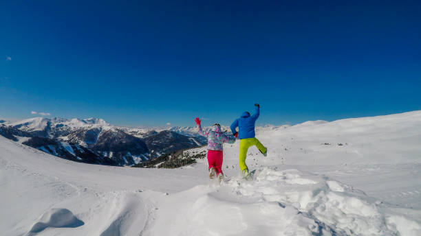 austria-mölltaler gletscher, pareja jugando en la nieve - apres ski friendship skiing enjoyment fotografías e imágenes de stock