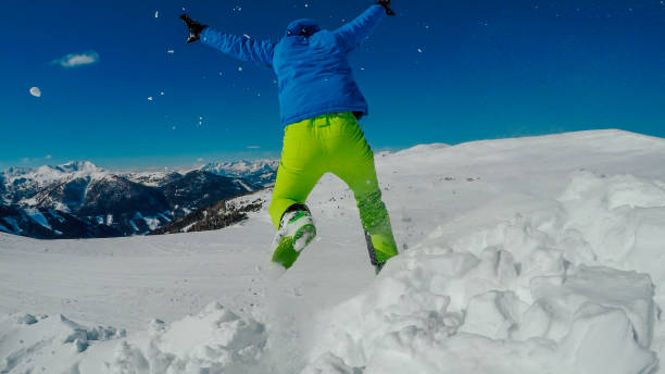 austria - mölltaler gletscher, człowiek skaczący i śnieg - apres ski friendship skiing enjoyment zdjęcia i obrazy z banku zdjęć