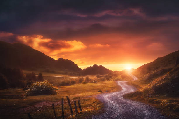 sfondo paesaggistico con percorso a urkiola al tramonto - tramonto immagine foto e immagini stock
