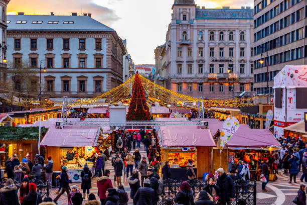 weihnachtsmarkt in der zrinyi straße st. stephan es basilica in budapest - journey elegance people traveling architecture stock-fotos und bilder