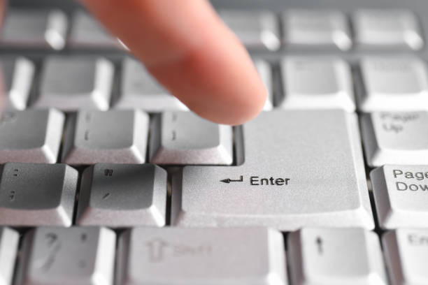 指の手がキーボードの enter ボタンを押す、クローズアップ - keypad clean close up computer ストックフォトと画像