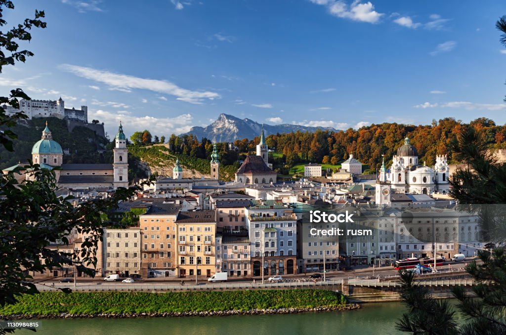 Vista de la mañana de verano del casco antiguo de Salzburgo y la orilla del río Salzach, Austria. - Foto de stock de Salzburgo libre de derechos Vista de la mañana de verano del casco antiguo de Salzburgo y la orilla del río Salzach, Austria. - Foto de stock de Salzburgo libre de derechos