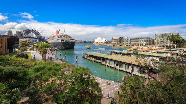 sydney opera house, a queen mary 2 e sydney harbour bridge, austrália - sydney opera house - fotografias e filmes do acervo