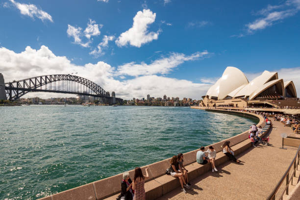 sydney opera house e sydney harbour bridge, australia - sydney opera house sydney australia opera house bridge foto e immagini stock