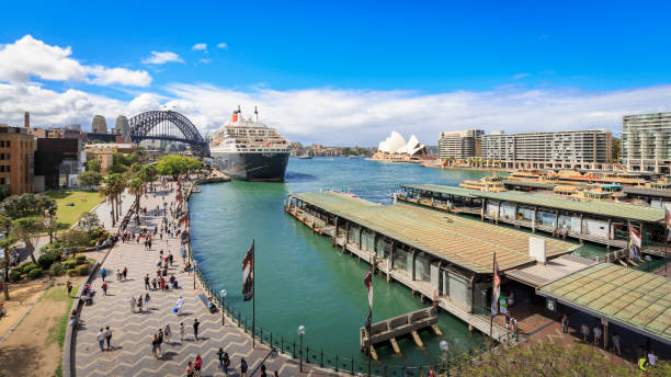Sydney Opera House, the Queen Mary 2 und Sydney Harbour Bridge, Australien – Foto