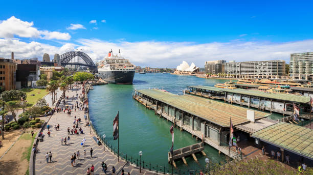 Sydney Opera House, a Queen Mary 2 e Sydney Harbour Bridge, Austrália - foto de acervo