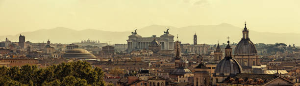 horizon panoramique de rome avec l'architecture ancienne au coucher du soleil - latium photos et images de collection