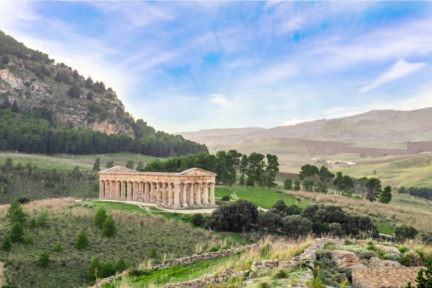 archäologische stätte von segesta mit griechischem tempel in sizilien - column italy italian culture greece stock-fotos und bilder