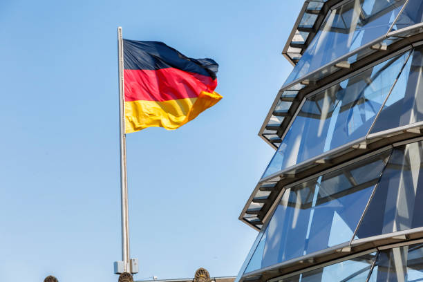 vista de la cúpula del reichstag y la bandera alemana en berlín en el día - berlin germany the reichstag german culture contemporary fotografías e imágenes de stock