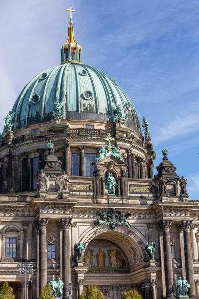 фасад берлинского собора в стиле барокко или berliner dom в германии - berlin cathedral berlin germany museum island sunlight стоковые фото и изображения