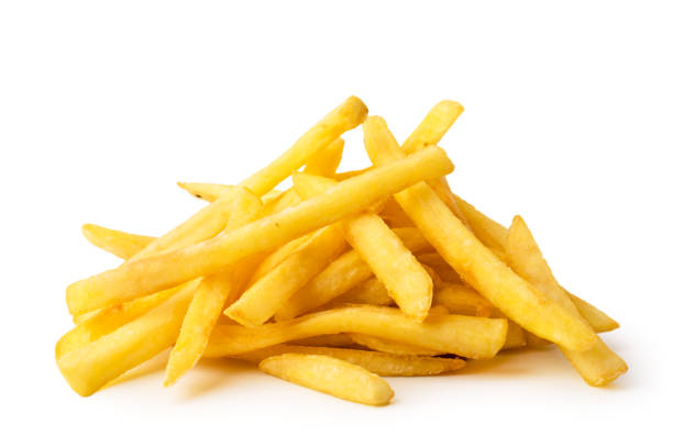 un mucchio di patatine fritte fritte su sfondo bianco, primo piano. - patatine foto e immagini stock