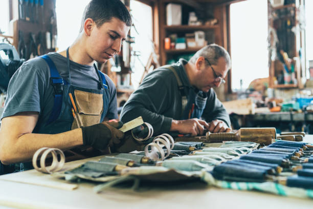 master and apprentice carpenters - carpenter carpentry craft skill imagens e fotografias de stock