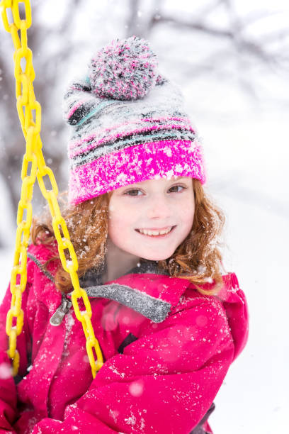 겨울 눈에 스윙에 어린 소녀 - playground snow winter little girls 뉴스 사진 이미지