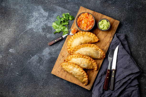 empanadas fritte latinoamericane con salse di pomodoro e avocado. visualizzazione dall'alto - pastel colored foto e immagini stock