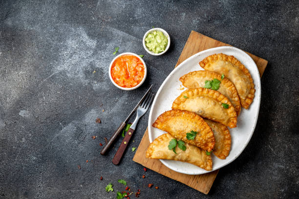 empanadas fritte latinoamericane con salse di pomodoro e avocado. visualizzazione dall'alto - pastel colored foto e immagini stock