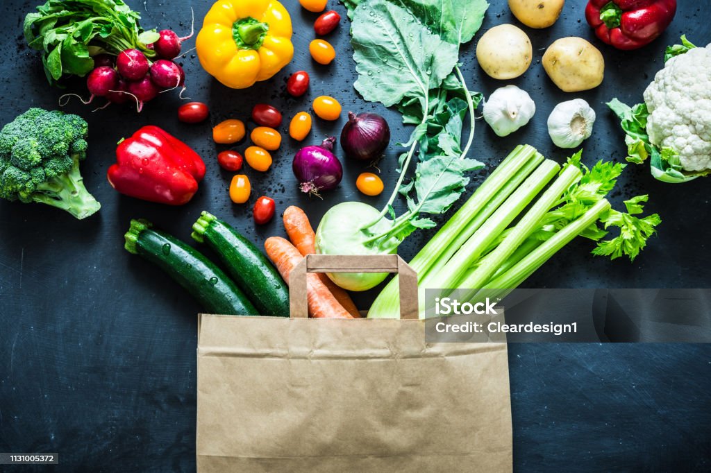 Verdure biologiche colorate in carta eco shopping bag - Foto stock royalty-free di Verdura - Cibo