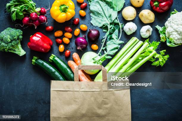 Verdure Biologiche Colorate In Carta Eco Shopping Bag - Fotografie stock e altre immagini di Verdura - Cibo
