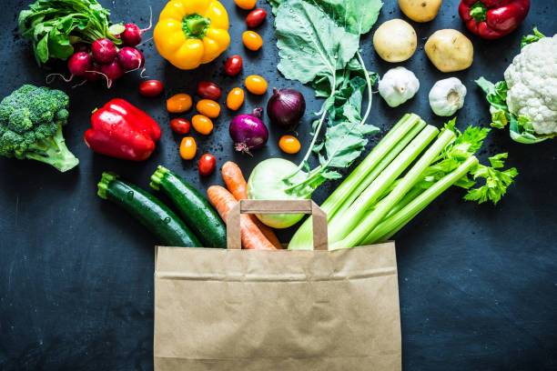 красочные органические овощи в бумажном эко торговый мешок - multi colored vegetable tomato homegrown produce стоковые фото и изображения