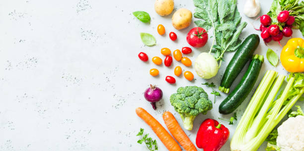 cucina - verdure biologiche fresche colorate sul piano di lavoro - food healthy eating carrot table foto e immagini stock